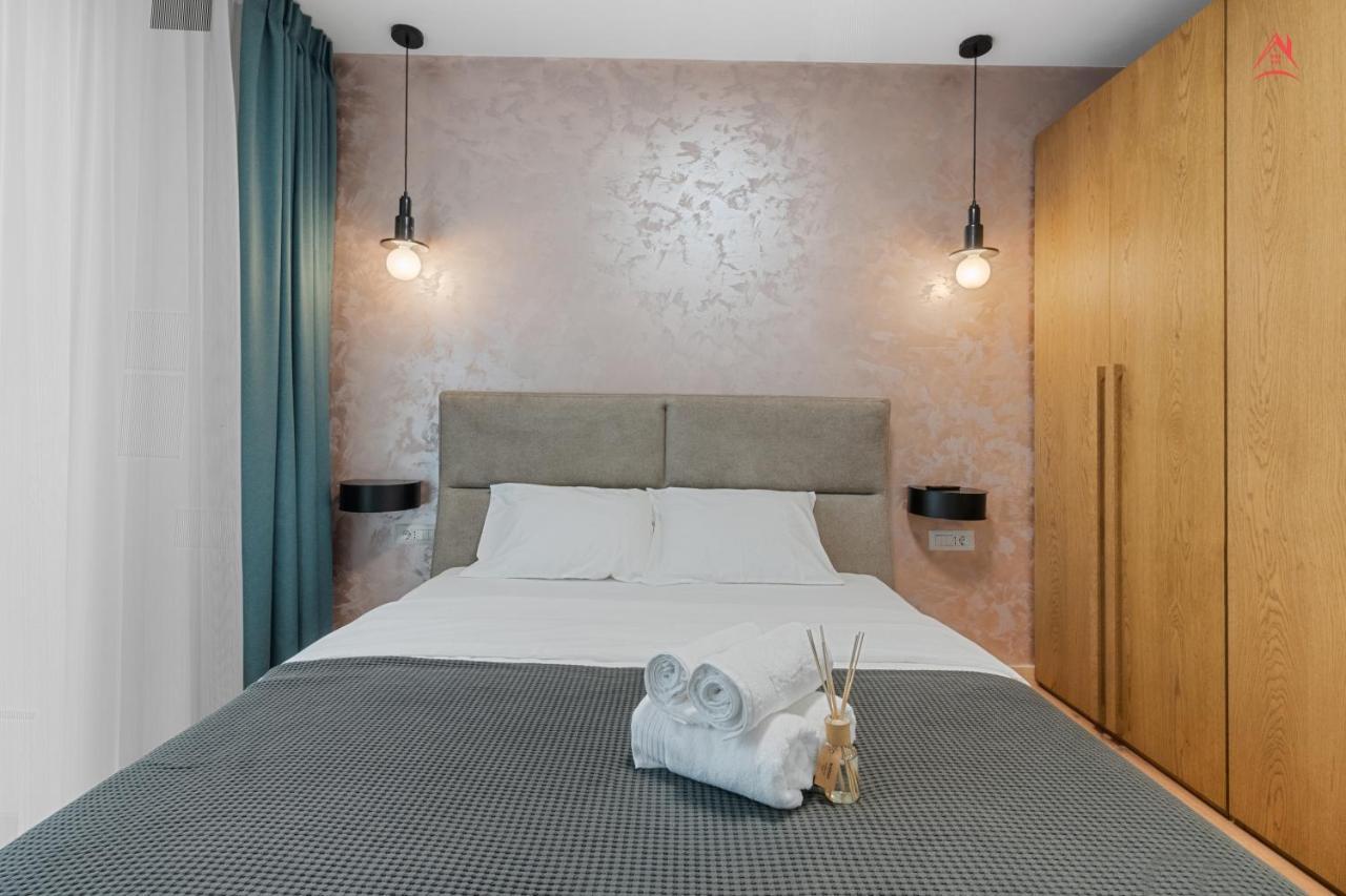 Apartament Opera Residence - Cismigiu, Eroilor, Free Private Parking Boekarest Buitenkant foto